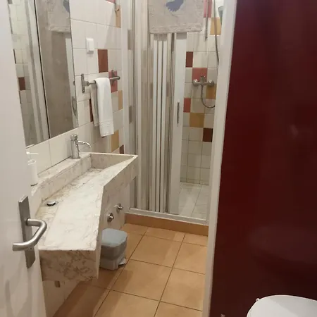 Racing Mackerel Hostel *